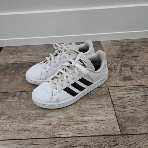 Adidas White and Black Size 5 Womens Sneakers - Picture 1 of 12
